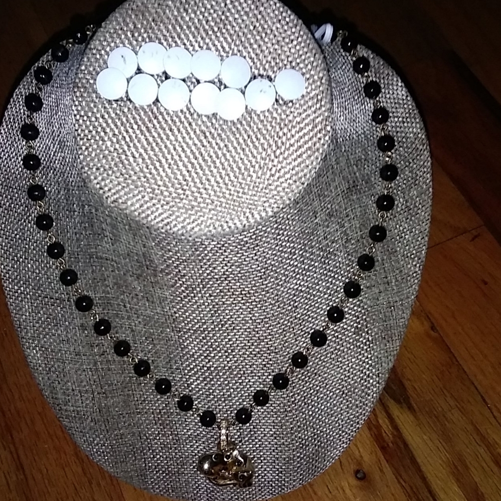 Necklace in black and gold